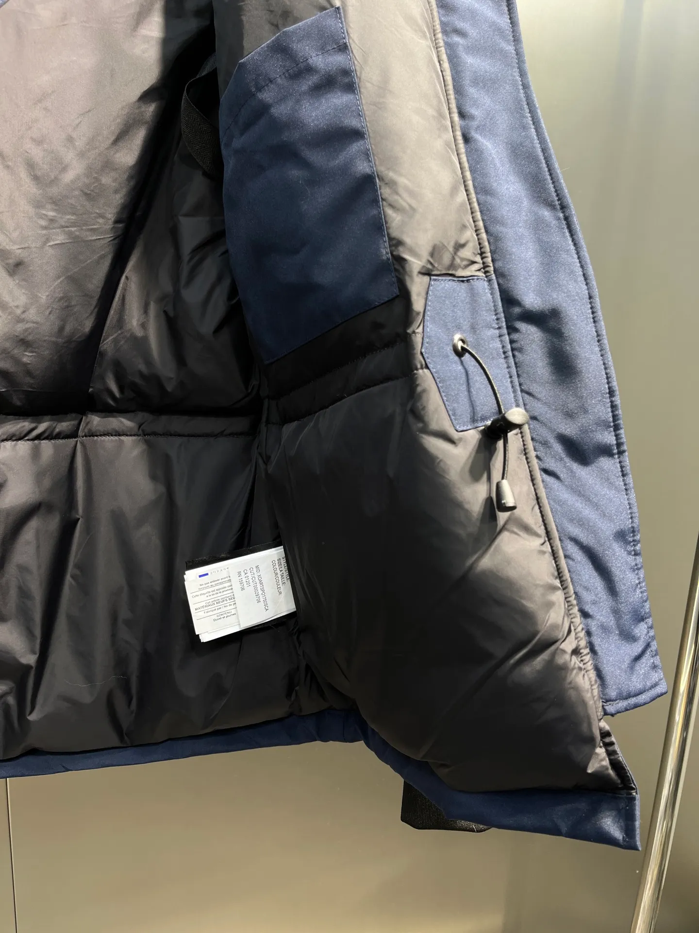 P840 Canada Goose Canada Goose #Expedition03 Parker, a treasure of Canadian origin! Limited supply worldwide! Canada Goose Model 03 is a top-notch couple model. The polar cold-proof outdoor series fur collar detachable hooded parka down jacket is the first Goose in 2024. I hope my friends will like it. Peak quality. I hope everyone can identify it together! The most popular cool items of the Big Goose family in 2024 are online. The same popular product of Yi Yang Qianxi is said to be a joint limited edition Big Goose that cannot be bought in autumn and winter. If you dislike the sameness of the Big Goose in the past, then this model will definitely give you a different experience! This year's most powerful couple's collection for autumn and winter is online, a top-notch luxurious ready-to-wear style, paired with an outdoor warm down jacket with great style and charm! The most standard and classic items of the Daye family in the past two years are equipped with unique reflective stripes for embellishment, which further shows the high-end fashion performance effect. With the embellishment of hardware buckles, it has excellent performance effect. The upper body is clean, simple and elegant, even for urban leisure. It is suitable for various occasions. Designed with large pockets, this model has a large capacity and is equipped with reflective stripes, making it safer at night. It is suitable for various adventure activities. It is made of windproof and waterproof technical materials. The interior is filled with full white duck down, which is absolutely cold-proof and warm. It also has a stand-up collar design and fine fluff at the collar, with meticulous attention to detail! The charm of this model is also more spiritual, and the upper body has more temperament and specifications. It perfectly shows the ultra-high standard of fashionable performance of this model, integrating outdoor and life, and you can even create high-street wear! The most pinnacle limited-edition goose that we have presented so far, both in terms of design and detailed materials, it is completely outstanding. The grand and evergreen version design is matched with cool reflective elements. The overall appearance can be said to be quite high, and it has that kind of powerful outdoor performance! It combines high-end casual attributes with high-street style. It is high-grade, domineering, warm, and beautiful. The visibility of the upper body is quite strong, and the configuration of the owl element is highly brand-recognizable. It fully complements the overall brand performance and visual effects, and also has the high-end sense of fashion and fashionable performance. It is a must-buy product because it is the most awesome down brand on the planet and one of Canada's three national treasure brands. It is also a sentimental down luxury brand. In the field of polar cold-proof clothing, Goose has made an irreplaceable contribution... Size: xs s m l xl